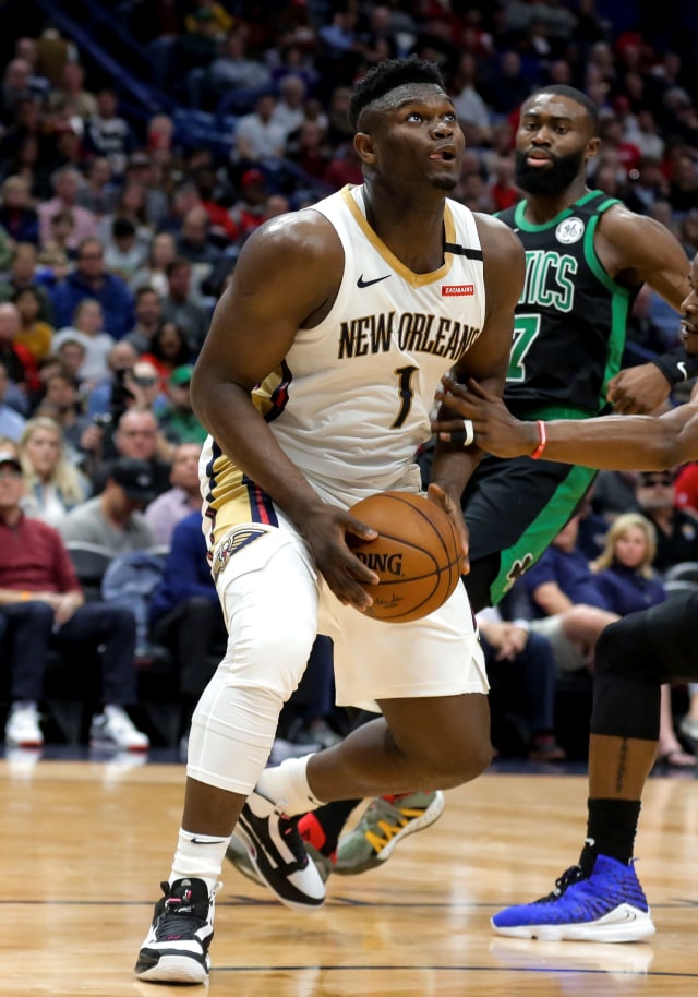 Bintang muda New Orleans Pelicans, Zion Williamson, beraksi di laga melawan Boston Celtics.  Foto: Derick E. Hingle-USA TODAY Sports