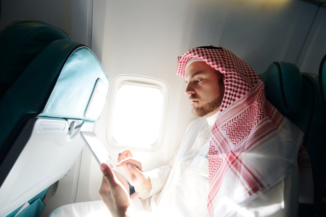 ilustrasi turis muslim ketika di dalam pesawat Foto: shutterstock