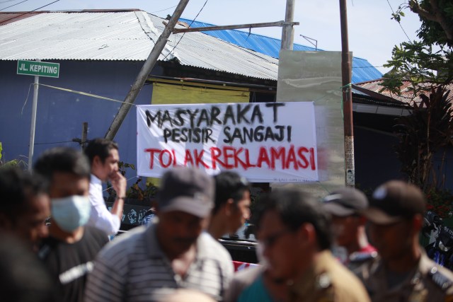 Masyarakat pesisir atau nelayan di Sangaji, Ternate, menolak proyek reklamasi. Foto: Gustam Jambu/cermat