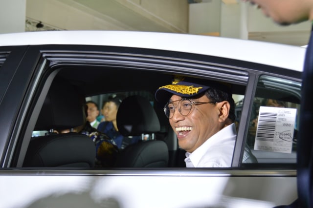 
Menteri Perhubungan, Budi Karya Sumadi, saat menjajal armada GrabCar Elektrik, Hyundai Ioniq, di Bandara Soekarno-Hatta, Senin (27/1). Foto: Bagas Putra Riyadhana