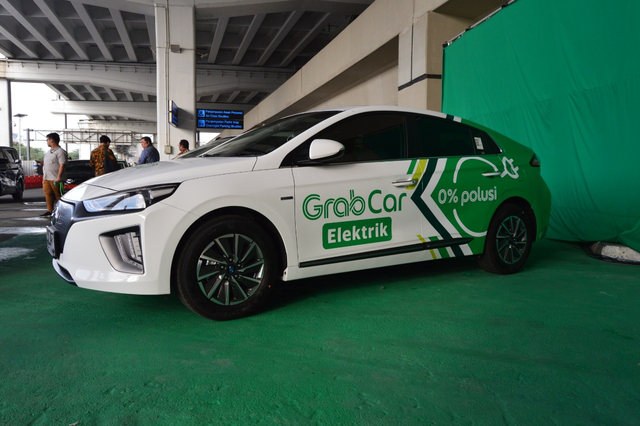 
Grab Indonesia mengoperasionalkan 20 unit armada GrabCar Elektrik, Hyundai Ioniq. Foto: Bagas Putra Riyadhana