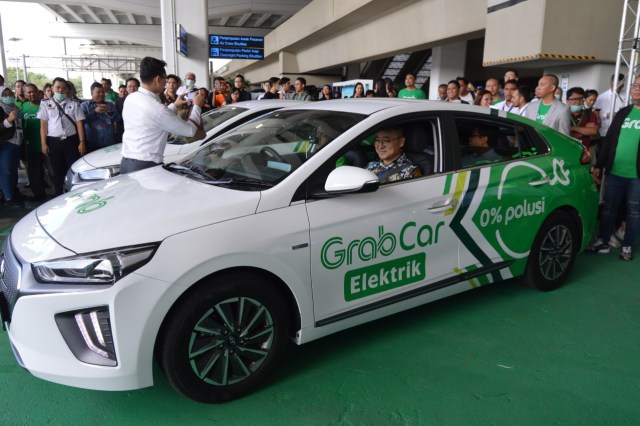 Grab Indonesia mengoperasionalkan 20 unit armada GrabCar Elektrik, Hyundai Ioniq.
 Foto: Bagas Putra Riyadhana