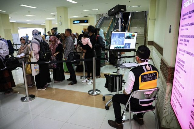 Petugas KKP Banda Aceh melakukan pengamatan terhadap penumpang yang baru tiba dari luar negeri di Bandara Sultan Iskandar Muda, Aceh. Foto: Dok. Dishub Aceh 
