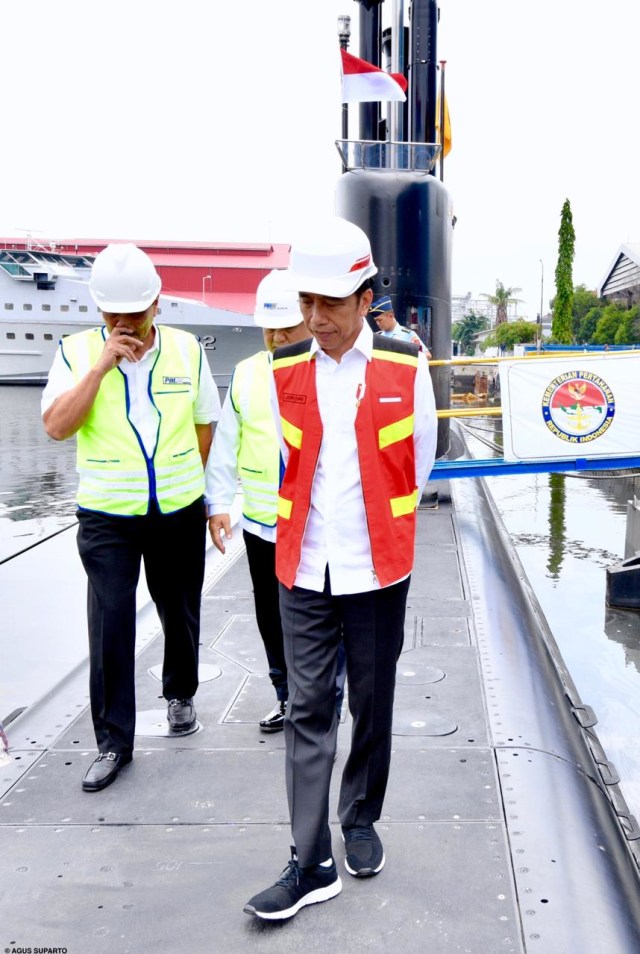 Presiden Jokowi saat meninjau kapal selam PT PAL di Pelabuhan Tanjung Perak, Surabaya. Foto: Dok. Agus Suparto