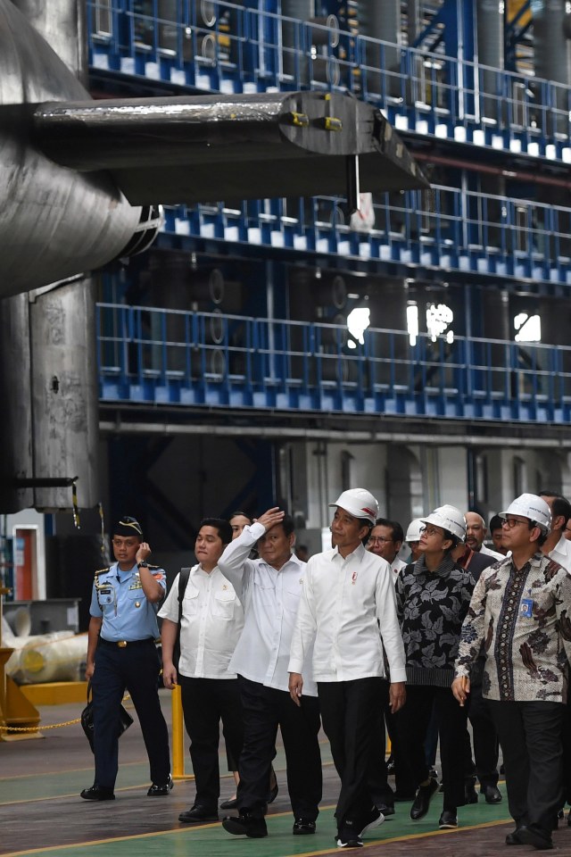 Presiden Joko Widodo didampingi Menhan Prabowo Subianto saat meninjau Fasilitas Produksi Kapal Selam PT PAL, Surabaya, Jawa Timur. Foto: ANTARA FOTO/ZABUR KARURU