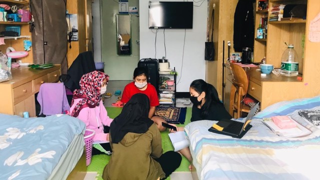 Mahasiswa Indonesia berdiam di kamar asrama mahasiswa asing di Henan University, China. Foto: Rizki Maulida