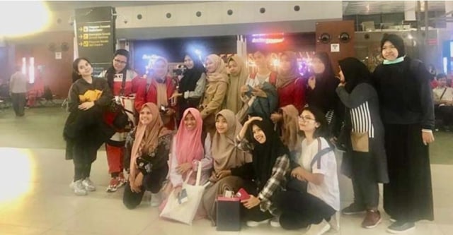 Para mahasiswa asal Indonesia, beberapa diantaranya berasal dari Sultra saat berada di Bandara Soekarno Hatta Jakarta dan hendak menuju China, Foto: Istimewa.