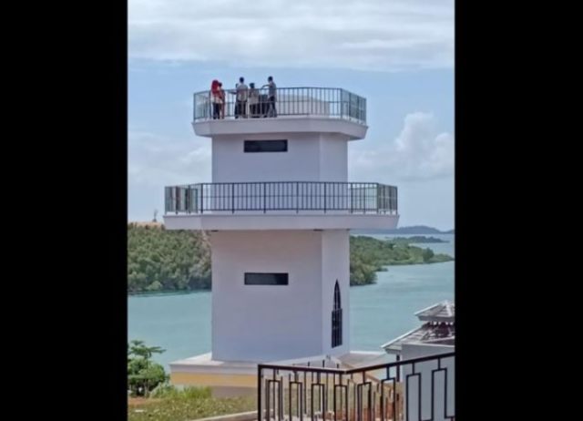 Menara pandang di taman Dendang Melayu Barelang