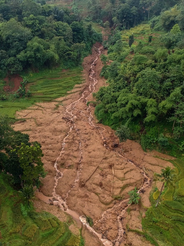 Foto udara lokasi bencana pascabanjir bandang di Kampung Cilipung, Pasanggrahan Baru, Sumedang Selatan, Kabupaten Sumedang, Jawa Barat, Senin (27/1).  Foto: ANTARA FOTO/Raisan Al Farisi 