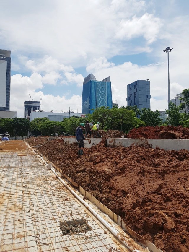 Proyek revitalisasi di sisi Selatan Monumen Nasional, Jakarta.  Foto: Efira Tamara Thenu/kumparan 