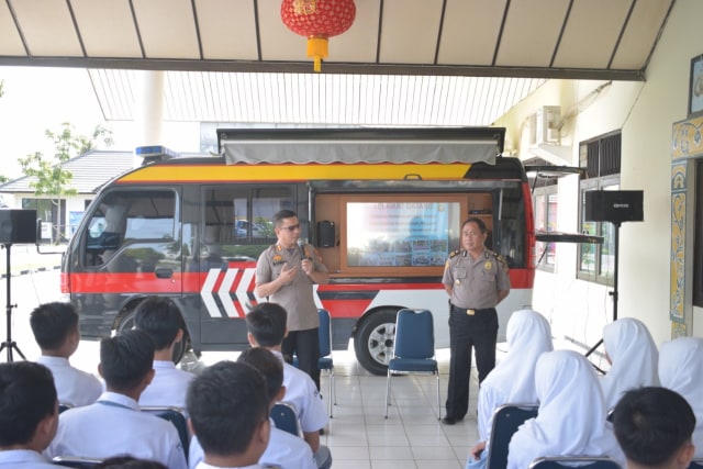 Kapolres Sekadau, AKBP Marupa Sagala didampingi Kabag Sumda Polres Sekadau, AKP K Purba memberikan penjelasan kepada para pelajar, Senin (27/1). Foto: Dok. Humas Polres Sekadau