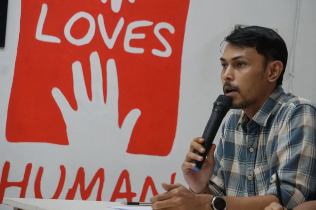 Kepala divisi advokasi dan pembela Ham KontraS, Arif Nur Fikri menyampaikan catatan 100 Hari Kerja Jokowi - Ma'ruf di kantor KontraS, Jakarta, Senin (27/1).  Foto: Jamal Ramadhan/kumparan 