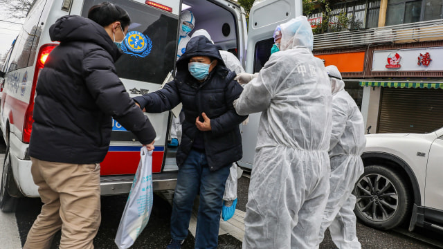 Petugas medis membawa pasien di Wuhan di Provinsi Hubei, China.
 Foto: STR / AFP
