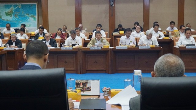 Menteri Energi dan Sumber Daya Mineral Arifin Tasrif hadiri rapat dengar pendapat (RDP) dengan Komisi VII DPR RI di Komplek Parlemen, Jakarta, Senin (27/1).  Foto: Fanny Kusumawardhani/kumparan 