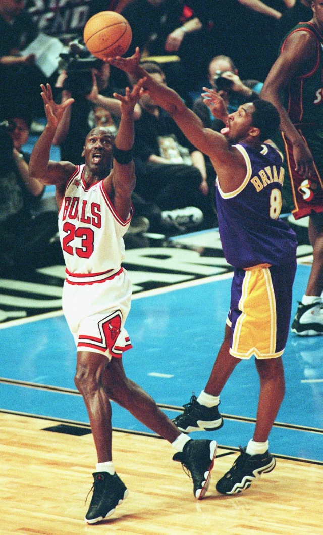 Michael Jordan dan Kobe Bryant di laga Bulls vs Lakers. Foto: HENNY RAY ABRAMS / AFP