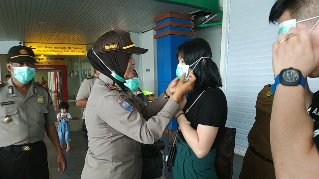 Personel Polres Tanjungpinang saat membagikan masker. Foto: Muhammad/kepripedia.com