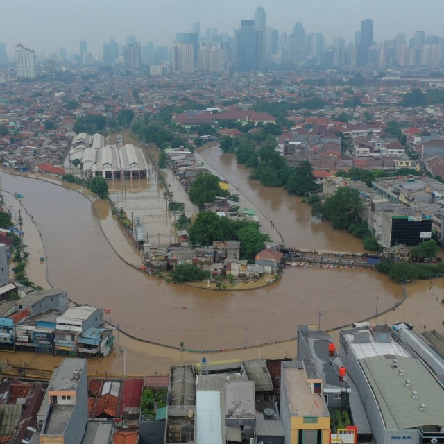 Suasana banjir yang merendam kawasan Kampung Pulo di Jakarta, Kamis (2/1).  Foto: ANTARA FOTO/Nova Wahyudi