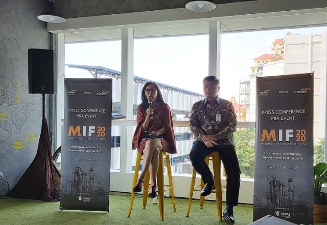 Direktur Capital Markets Mandiri Sekuritas Silva Halim dan Kepala Ekonom Bank Mandiri Andry Asmoro saat konferensi pers MIF 2020. (foto: Jeihan Kahfi/SWA)