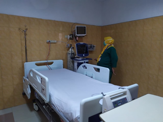 Ruang isolasi yang dipersiapkan untuk pasien yang terjangkit virus corona di Rumah Sakit Umum Daerah Zainoel Abidin, Banda Aceh Foto: Zuhri Noviandi/kumparan