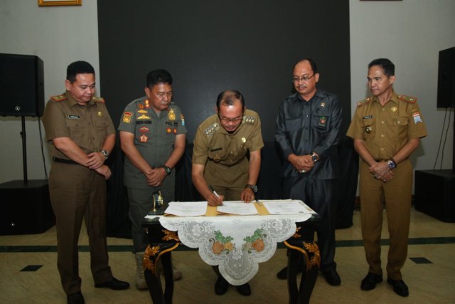 Wali Kota Palembang, Harnojoyo, bersama dengan jajaran Sat Pol PP dan Pengadilan Negeri Palembang, menandatangani nota kesepahaman terkait masalah sampah. (foto: sitimewa)