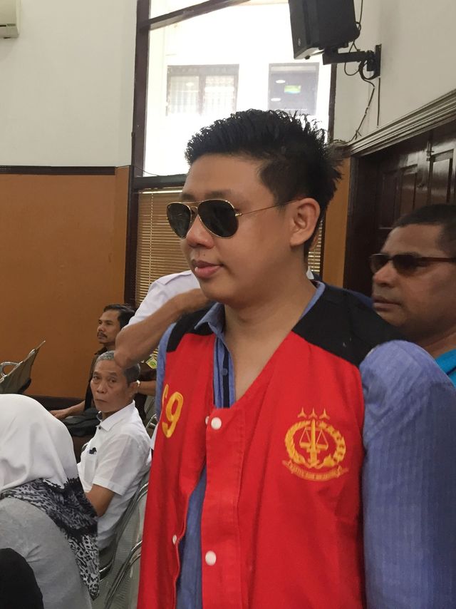 Pablo Benua saat akan menjalani sidang lanjutan di Pengadilan Negeri Jakarta Selatan, senin (28/1/2020).
 Foto: Sarah Yulianti Purnama/kumparan