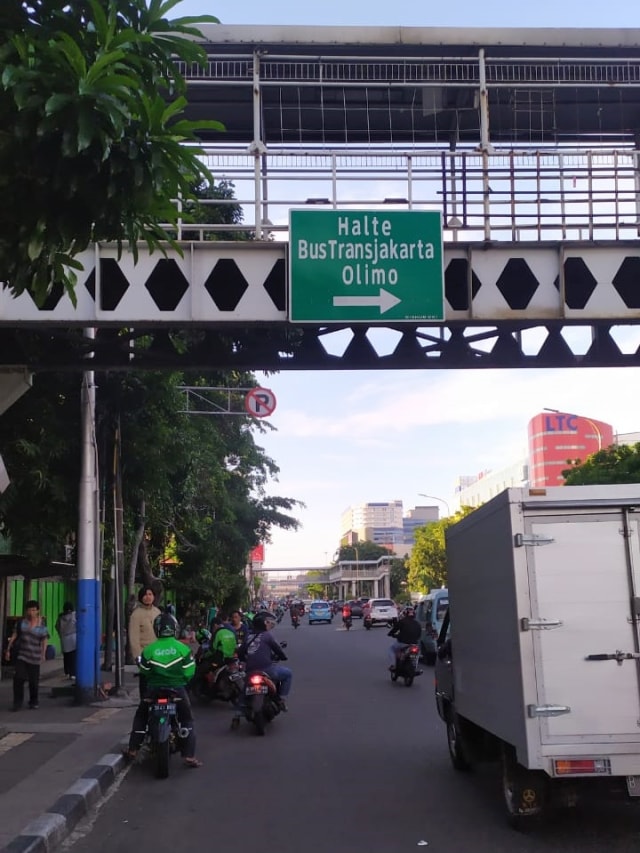 JPO menuju lokasi perempuan disilet lehernya di Halte Transjakarta Olimo, Jakarta Barat, Senin (27/1).  Foto: Maulana Ramadhan/kumparan 
