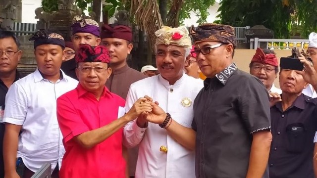 Gubernur Bali Wayan Koster (ujung kiri) bersama Ketua Majelis Desa Adat dan Ketua DPRD Bali Adi Wiryatama - ACH