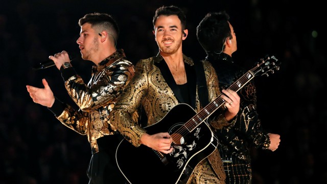Penampilan The Jonas Brothers, Kevin Jonas, Joe Jonas dan Nick Jonas pada Grammy Awards ke-62 di Los Angeles, California, Amerika Serikat.  Foto: REUTERS / Mario Anzuoni