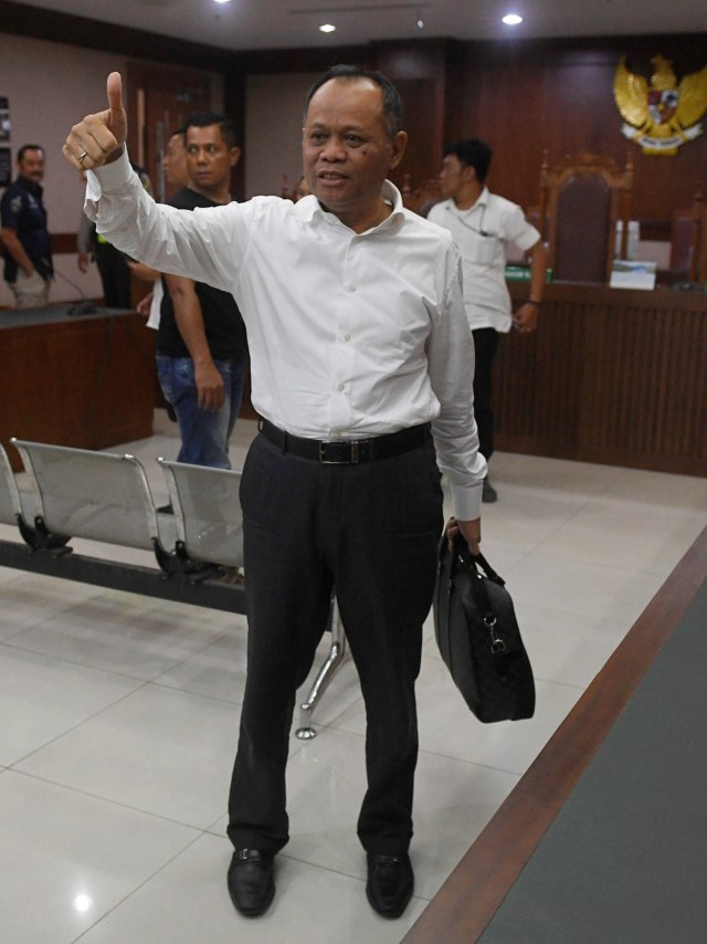 Terdakwa kasus kepemilikan senjata api, Habil Marati, mengacungkan jempol usai menjalani sidang di Pengadilan Negeri Jakarta Pusat, Jakarta, Senin (27/1/2020). Foto: ANTARA FOTO/Puspa Perwitasari