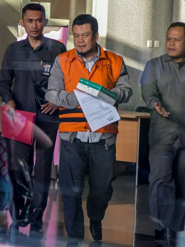 Tersangka mantan anggota DPRD Kota Bandung Tomtom Dabbul Qomar usai menjalani pemeriksaan di gedung KPK, Jakarta, Senin (27/1/2020). Foto: ANTARA FOTO/Galih Pradipta