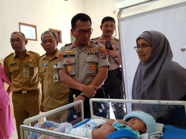 Dokter spesialis anak saat menjelaskna kondisi bayi kembar siam beberapa waktu lalu di RSUD Sultan Imanuddin Pangkalan Bun. Joko Hardyono/InfoPBUN