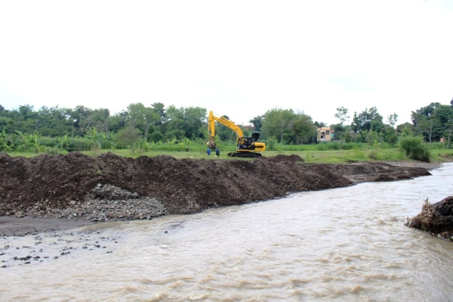  Alat berat diterjunkan untuk melakukan normalisasi Sungai Cijangkelok di Desa Cibingbin, Kecamatan Cibingbin, Kabupaten Kuningan, Jawa Barat. (Andri)