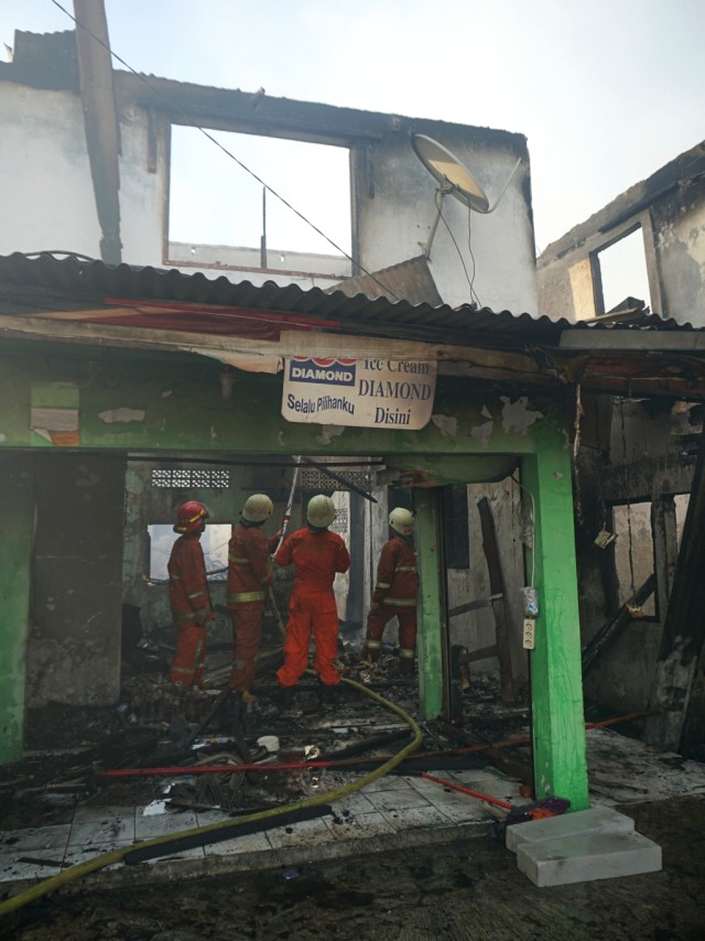 Petugas pemadam memadamkan api di pemukiman padat penduduk Jalan Peninggaran Timur, Kebayoran Lama Utara, Jakarta, Senin (27/1). Foto: Fanny Kusumawardhani/kumparan