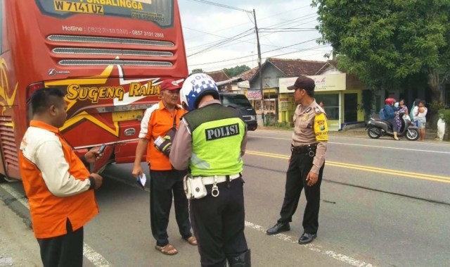 Motor Hantam 'Pantat' Bus Sugeng Rahayu, Seorang Mahasiswa Terluka