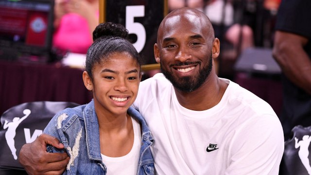 Kobe Bryant bersama putrinya, Gianna. Foto: Stephen R. Sylvanie/USA TODAY Sports via Reuters