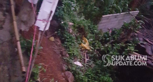 Salah satu rumah yang terkena material longsoran di Desa Gegerbitung, Kecamatan Gegerbitung, Kabupaten Sukabumi, Minggu (26/1/2020). | Sumber Foto:Istimewa