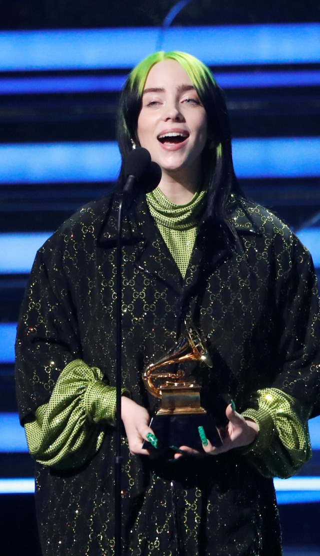 Penyanyi Billie Eilish menerima penghargaan Song Of The Year Grammy Awards ke-62 di  Los Angeles, California, Amerika Serikat. Foto: REUTERS / Mario Anzuoni