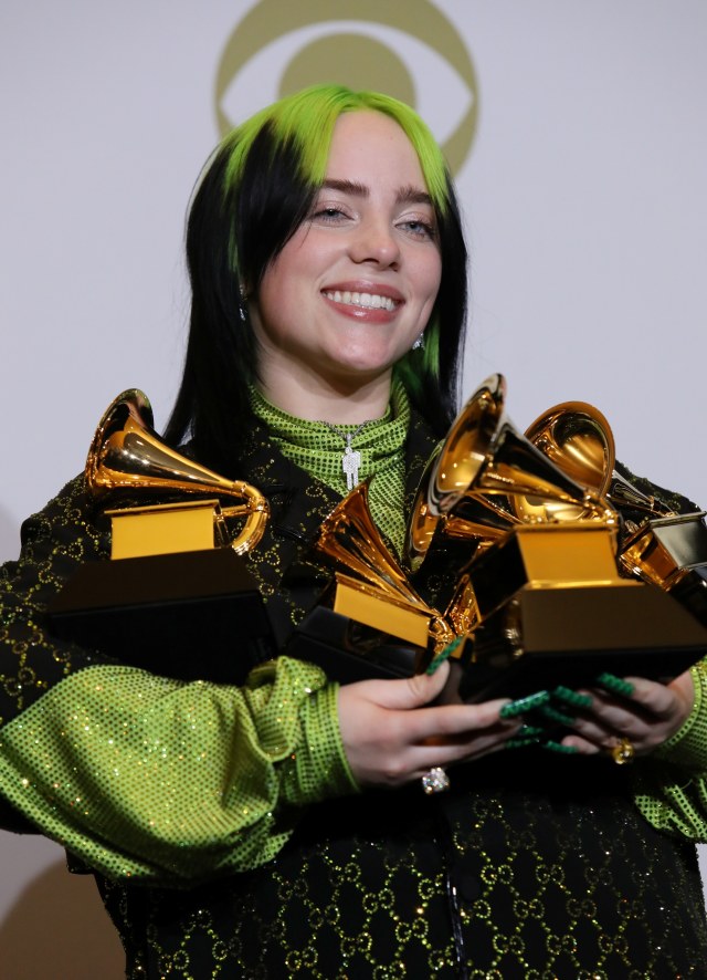 Penyanyi Billie Eilish menunjukkan empat penghargaan Grammy Awards ke-62 di  Los Angeles, California, Amerika Serikat.  Foto: REUTERS / Monica Almeida