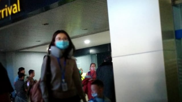 Para turis asal Kunming, China keluar dari pintu kedatangan internasional Bandara Internasional Minangkabau (Foto: Irwanda/Langkan.id)
