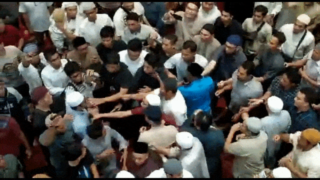 Sekelompok massa menghentikan pengajian Ustaz Farhan di Masjid Oman, Lampriet, Banda Aceh, Aceh, Senin (27/1) malam. Foto: Dok. acehkini