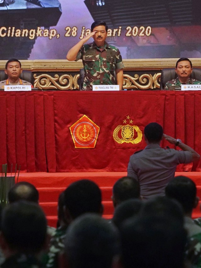 Panglima TNI Marsekal Hadi Tjahjanto (tengah) memberikan hormat pada Rapat Pimpinan TNI-Polri di Mabes TNI Cilangkap, Jakarta Timur, Selasa (28/1/2020). Foto: Jamal Ramadhan/kumparan