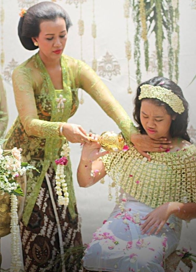 Siraman saat upacara Taraban di Yogyakarta. foto: Pranadhipta Krisswarama