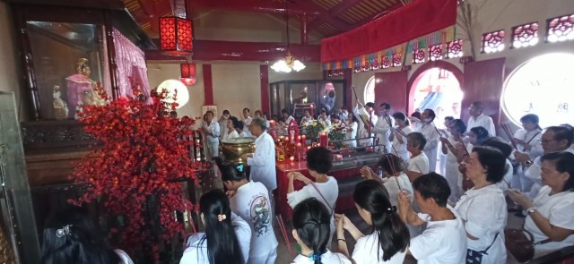 Suasana upacara di klenteng Ban Hin Kiong, Kota Manado, Sulawesi Utara (foto: febry kodongan/manadobacirita)