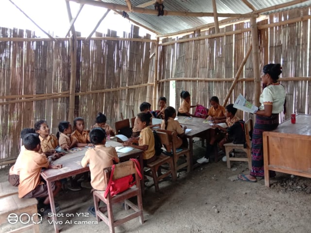 Anak - anak di SDN Kujuwongga, Kecamatan Palue, Kabupaten Sikka, NTT belajar di ruangan kelas darurat. Foto: istimewa. 