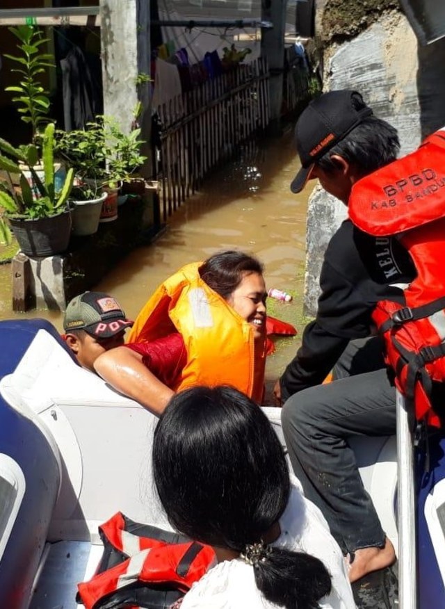 Petugas menyelamatkan warga di Kabupaten Bandung yang terjebak banjir. Foto: Dok. BNPB