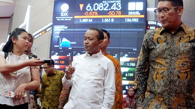 Kepala BKPM Bahlil Lahadalia (tengah) di Bursa Efek Indonesia, Jakarta, Selasa (28/1). Foto: Helmi Afandi/kumparan