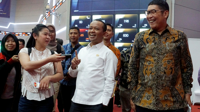 Kepala BKPM Bahlil Lahadalia (tengah) di Bursa Efek Indonesia, Jakarta, Selasa (28/1). Foto: Helmi Afandi/kumparan