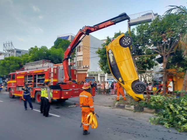 Diduga Pengemudi Bermain Ponsel, Mobil Agya Terbalik di Merr Surabaya