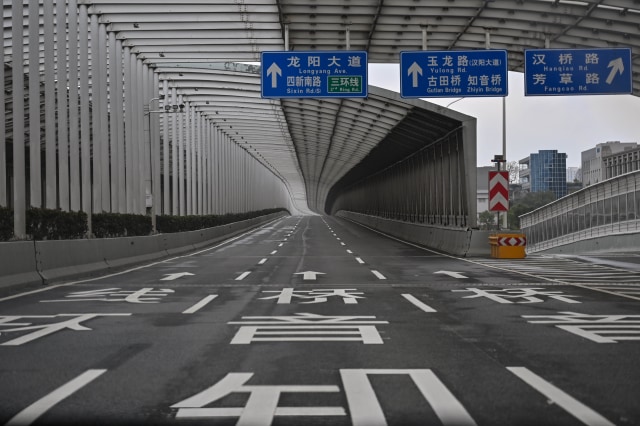 Jalan kosong di Wuhan, kota sumber penyebaran COVID-19 yang di-lockdown. Foto: Hector Retamal/AFP