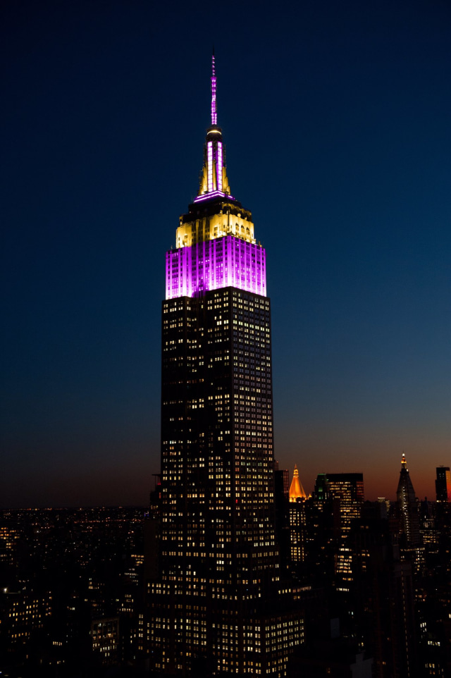 Empire State Building di New York diterangi dengan warna ungu dan emas untuk menghormati Kobe Bryant. Foto: Twitter/@EmpireStateBldg